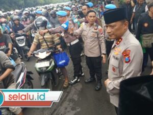 Momen Polda Jatim Bagikan 600 Paket Takjil pada Pengguna Jalan di Surabaya