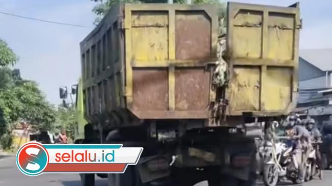 Viral Truk Sampah Berceceran di Jalan Surabaya, DLH Siapkan Sanksi Tegas