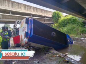 Diduga Sopir Mengantuk, Truk Tangki Solar Terjun dari Tol Jombang Mojokerto