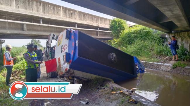 Diduga Sopir Mengantuk, Truk Tangki Solar Terjun dari Tol Jombang Mojokerto