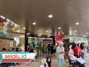 Tunjungan Plaza Diserbu Pemburu Diskon, Area Mal Sampai Jalan Basuki Rahmat Padat