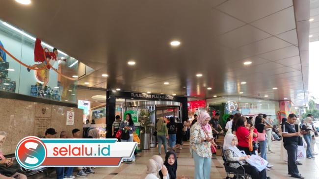 Tunjungan Plaza Diserbu Pemburu Diskon, Area Mal Sampai Jalan Basuki Rahmat Padat